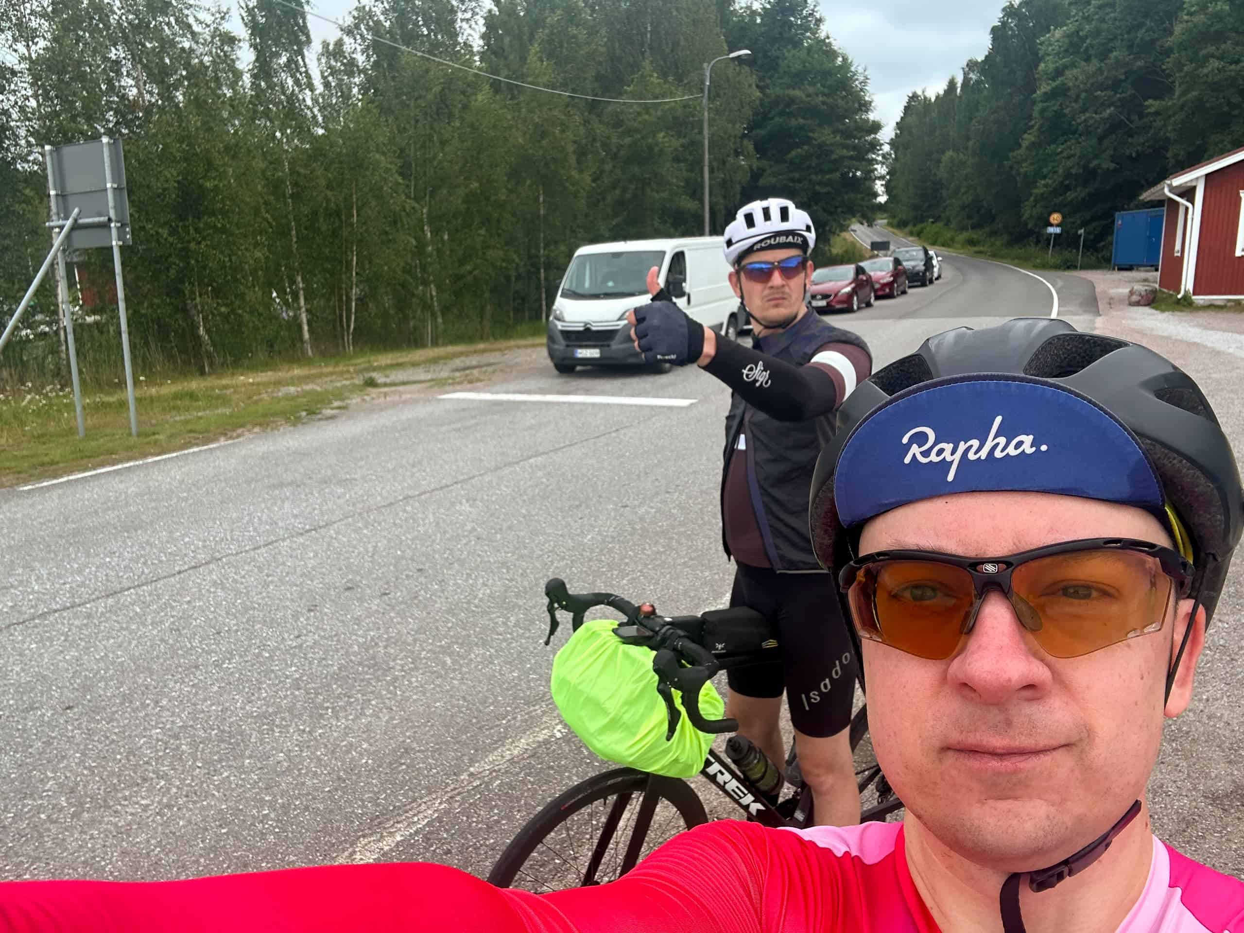 Selfiekuva kahdesta pyöräilijästä lossijonossa.